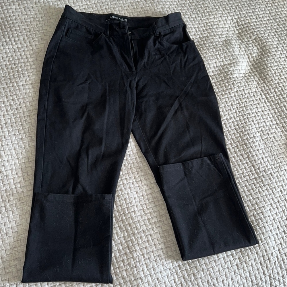 Women’s Anne Klein denim-like pant. Size 4P. Black